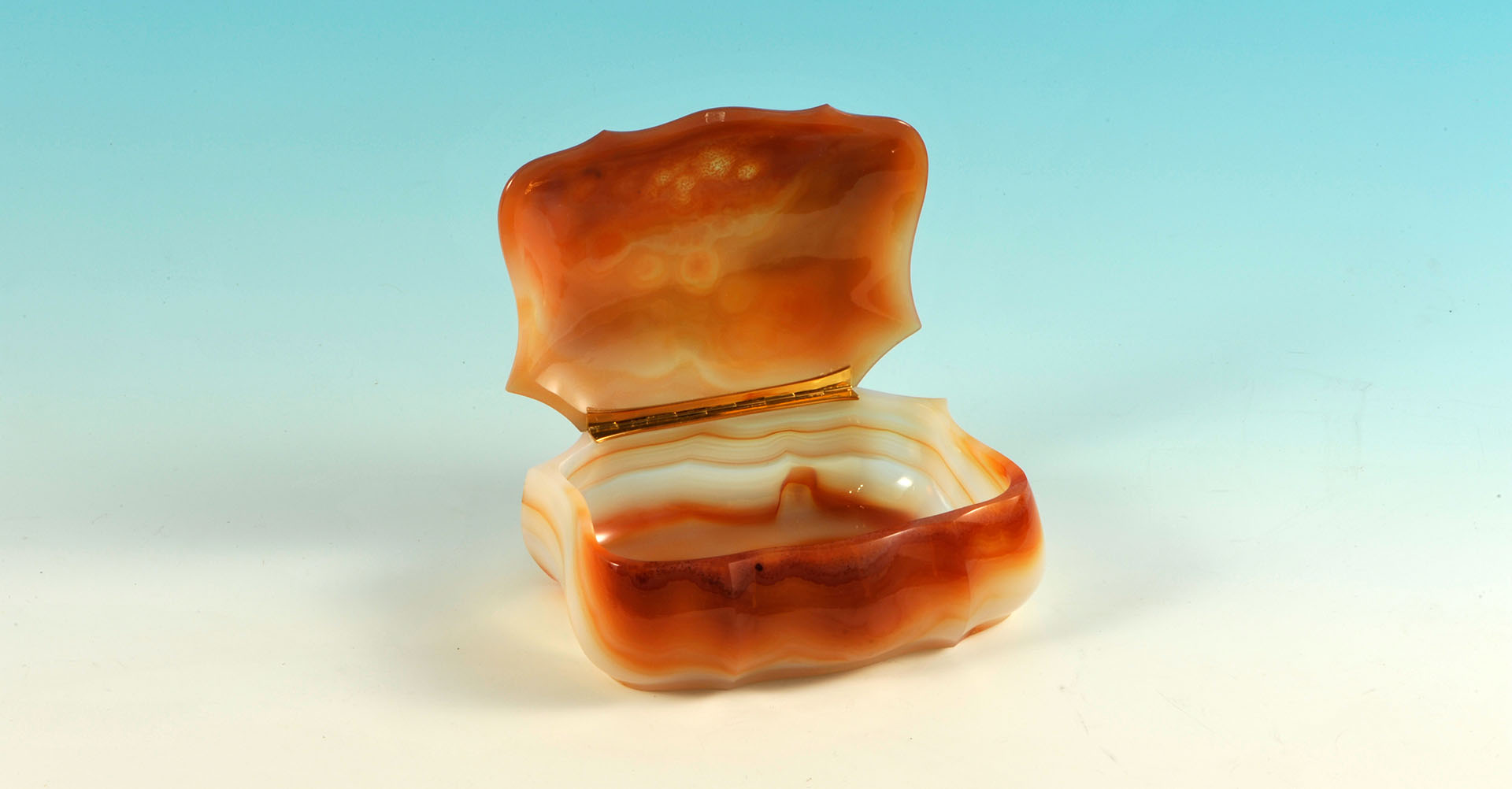 Natural agate box with gold hinge