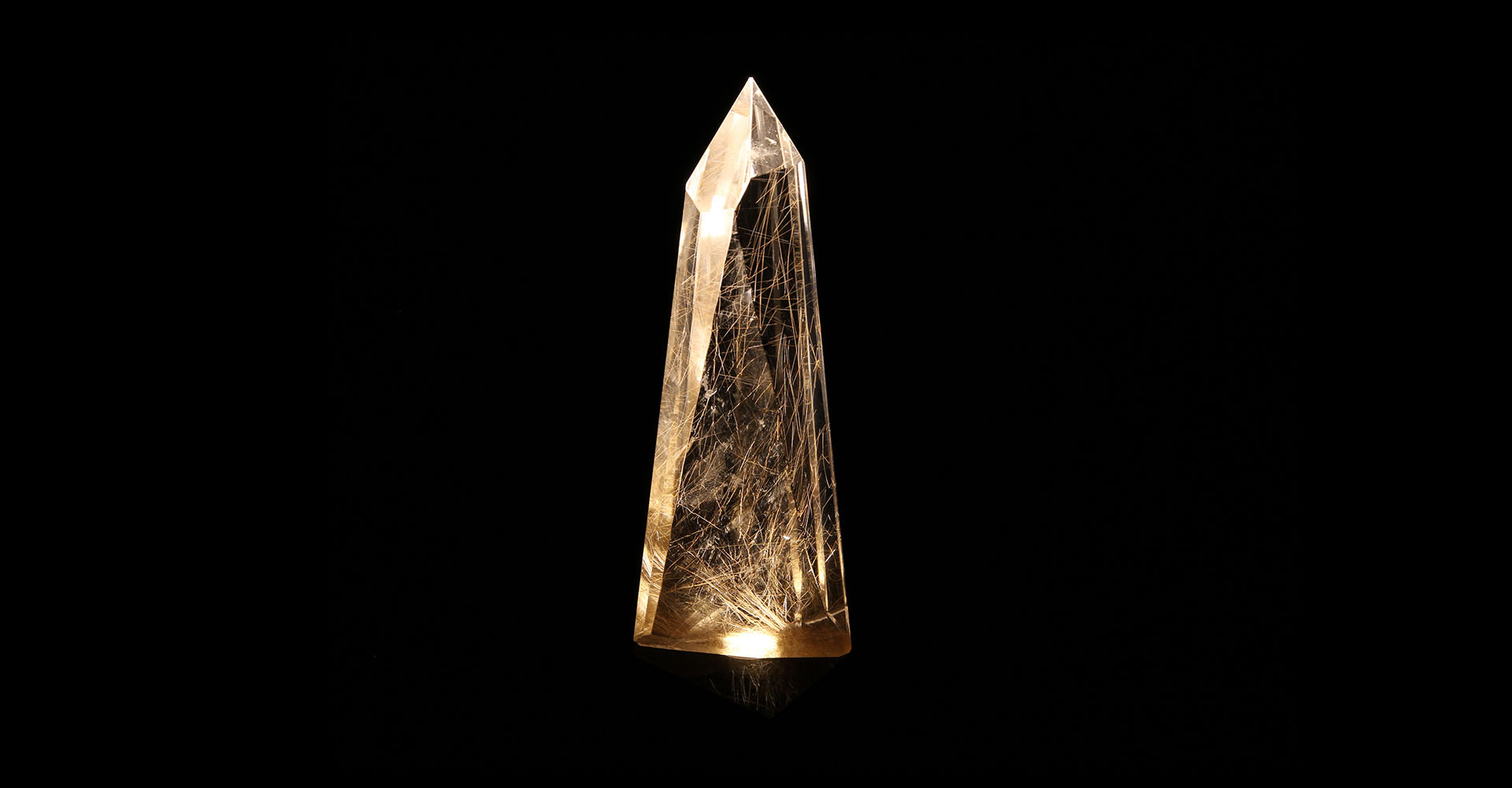 Light object of rock crystal/rutile on obsidian base