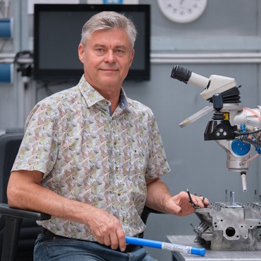 Hendrik Knechtel am Laserschweißgerät
