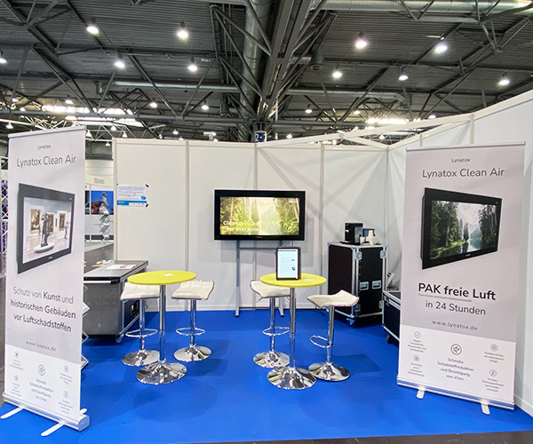 Messestand der Lynatox GmbH mit Luftreiniger