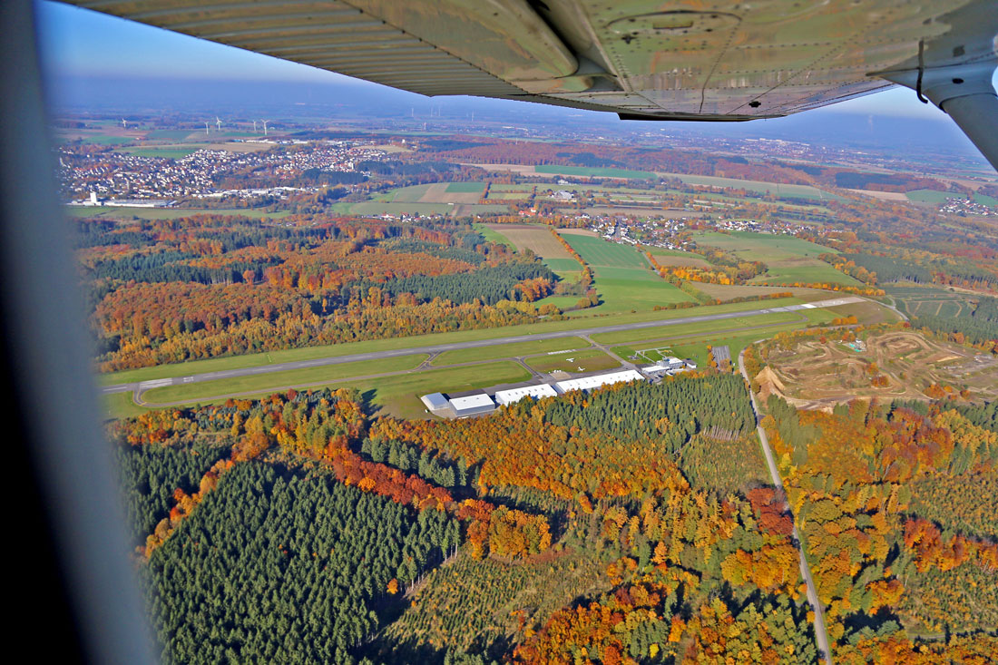 Flugplatzgelände im Herbst