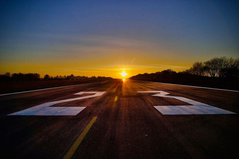 Start- und Landebahn bei Sonnenuntergang