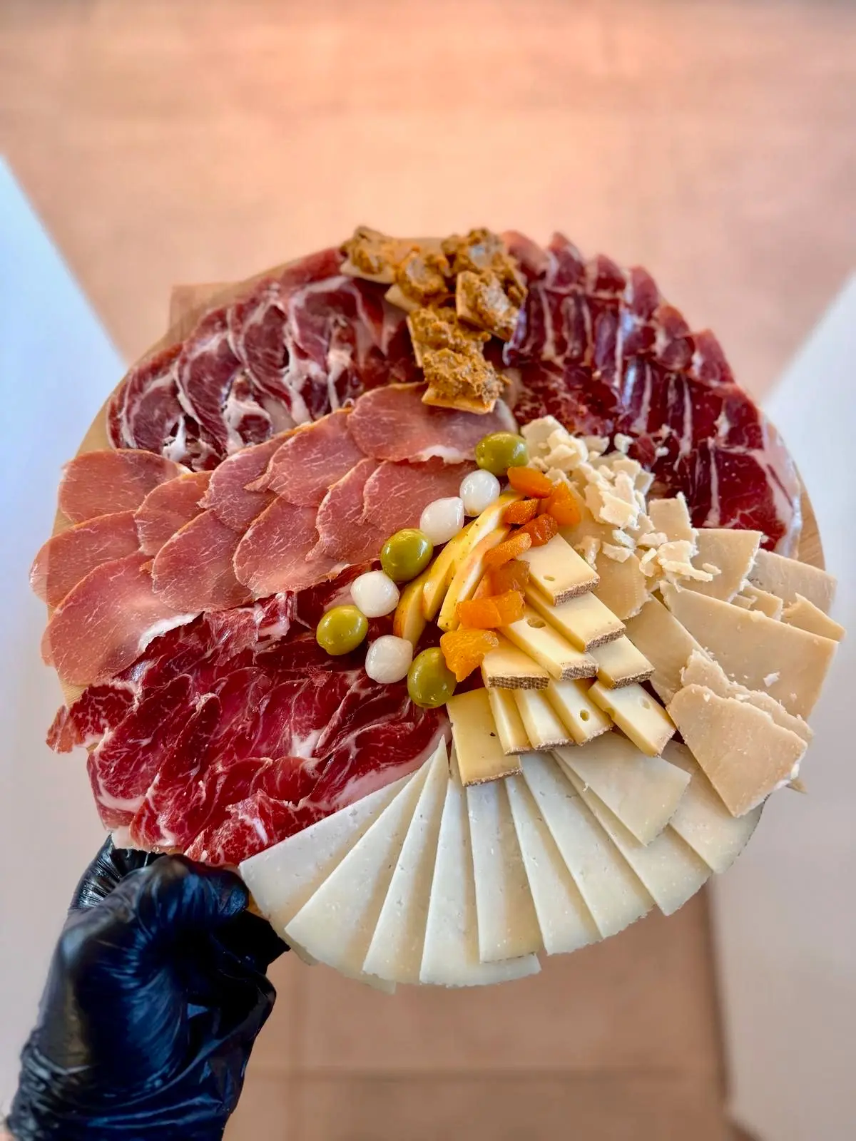 Iberische Charcuterie in Fächerung (Jamón, Salchichón)