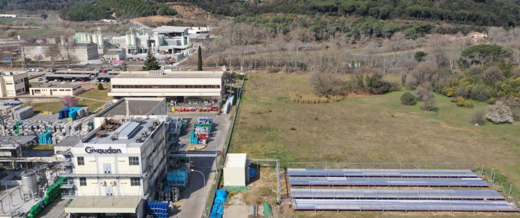 Installiertes Solarfeld bei Industriebetrieb