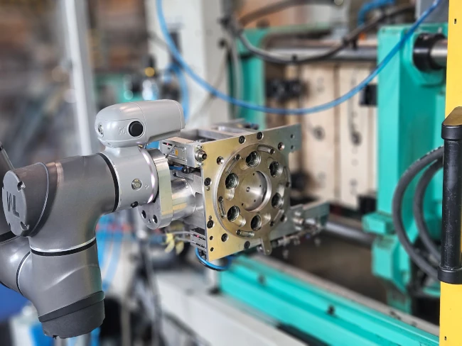 Kollaborierender Roboterarm in der Fertigung