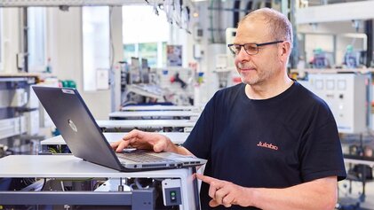 Mitarbeiter im Prüf- und Konfigurationsbereich