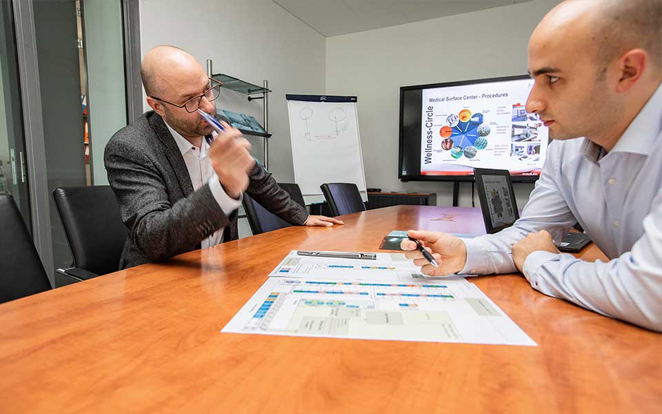Engineering-Experten bei der Planung einer Oberflächenbehandlungsanlage