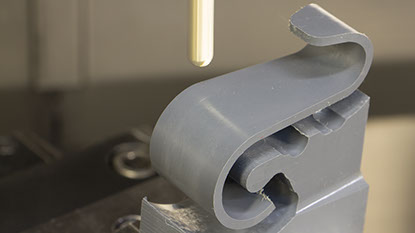 Gefrästes Bauteil aus PVC auf der Maschine