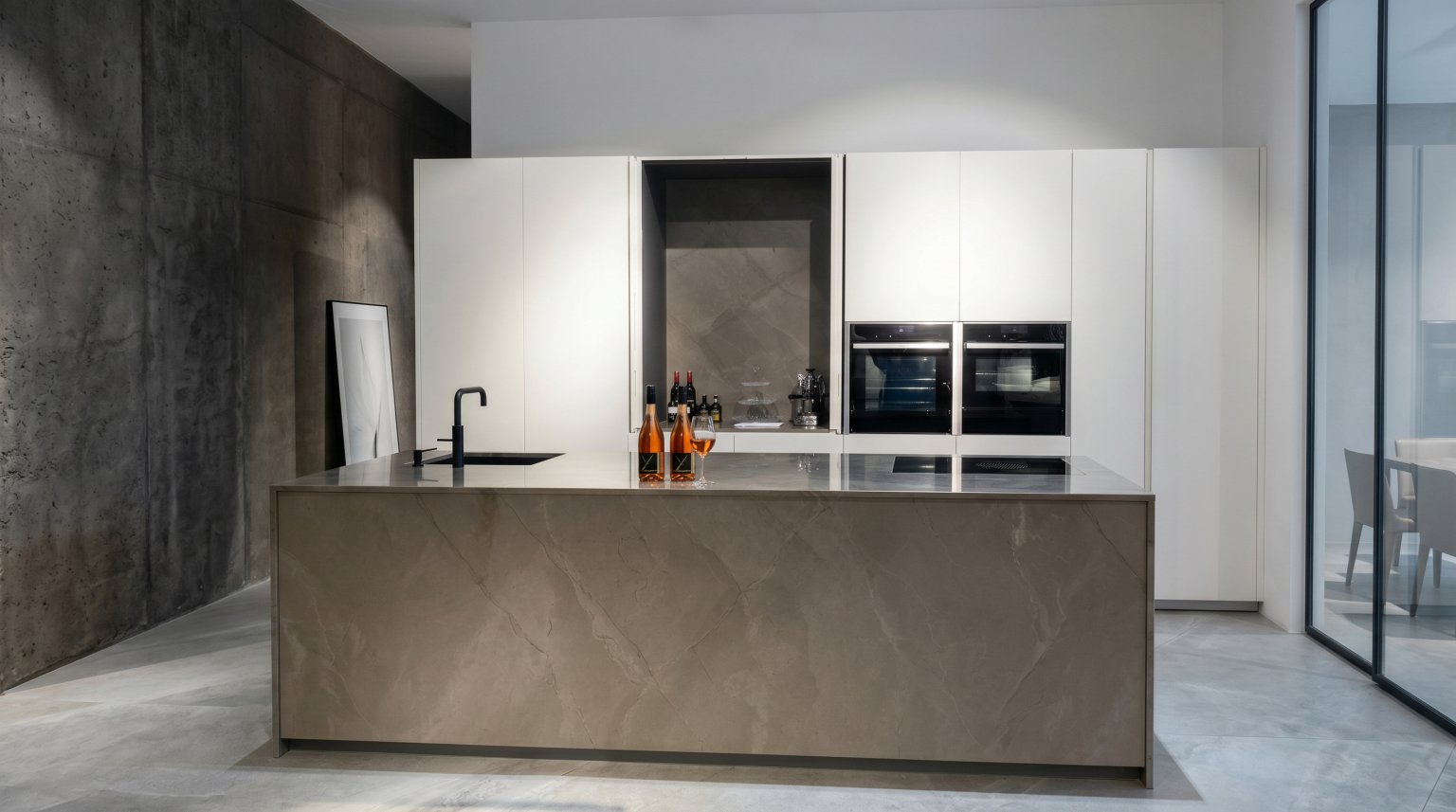 Maßgefertigte Küche mit Dekton-Arbeitsplatten
