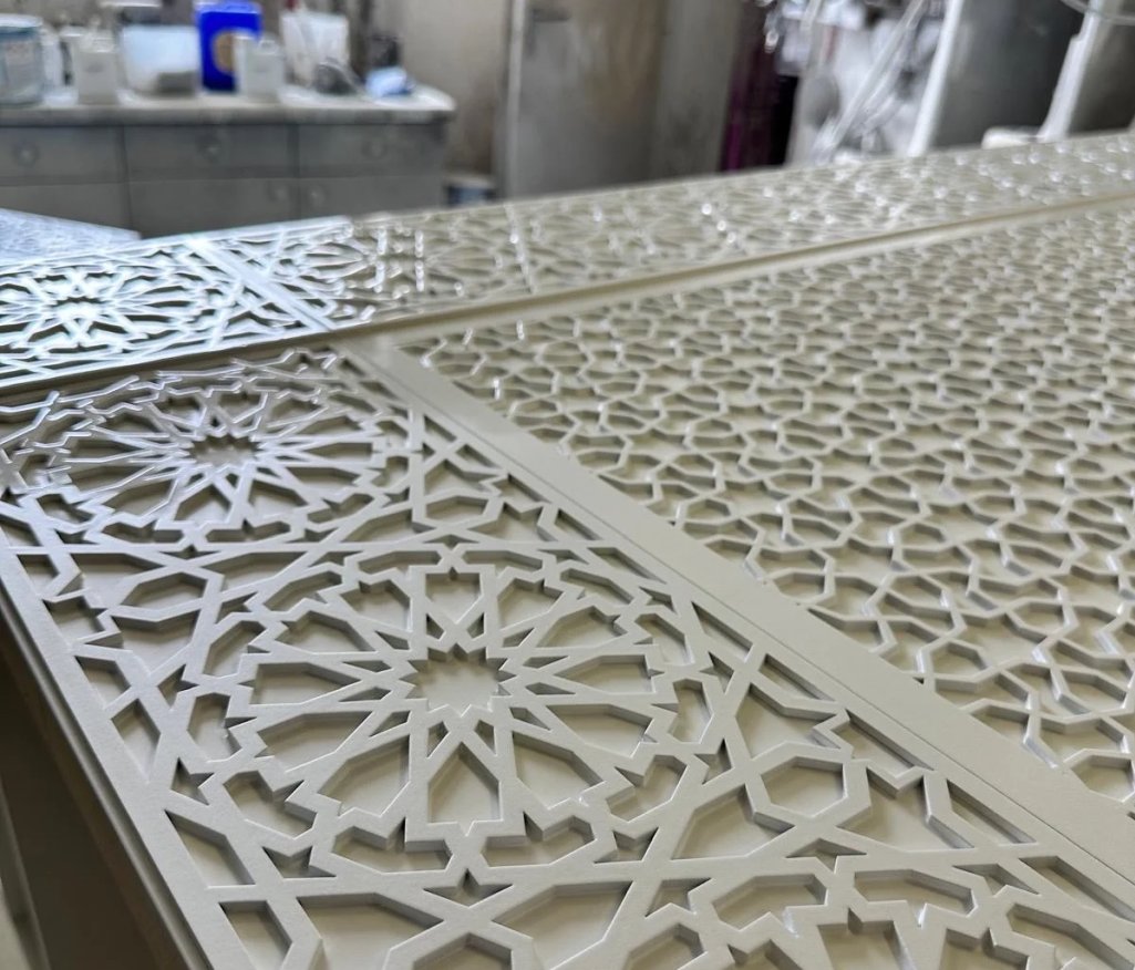 Ornamental gefräste Oberfläche (Marokko-Frasung)
