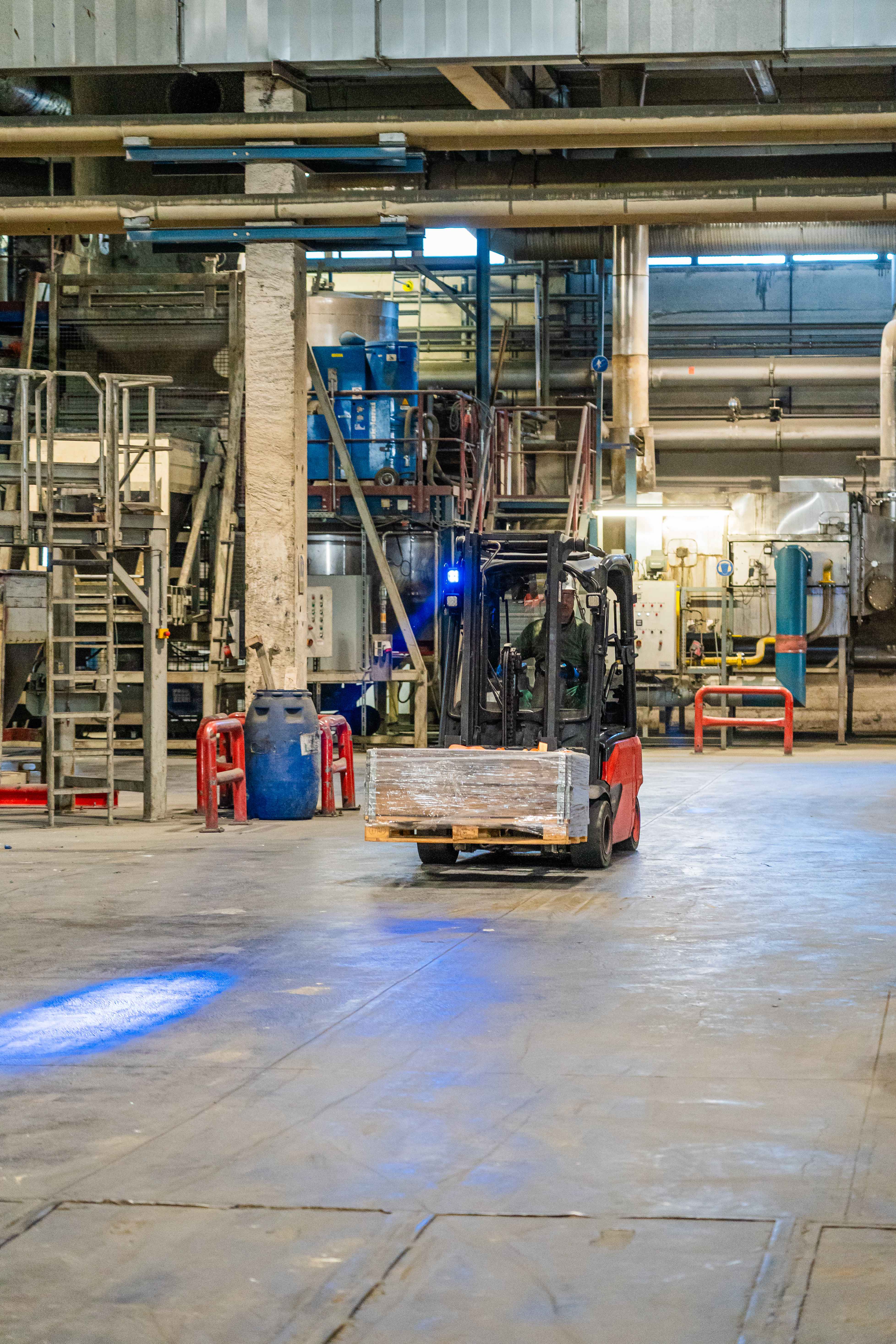 Industrieanlage mit Gabelstapler