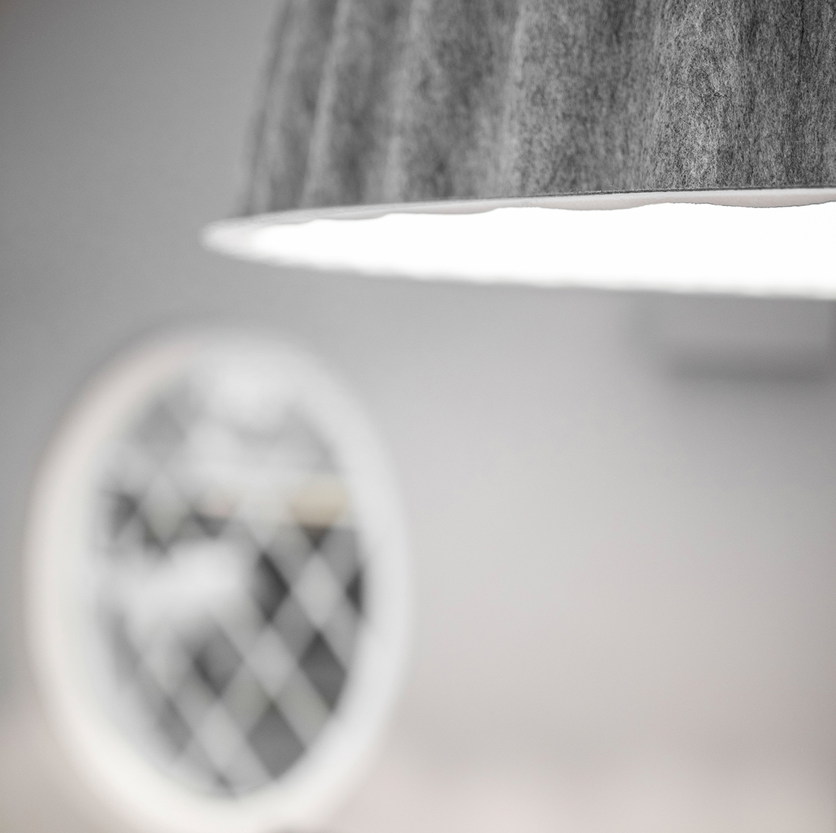 Showroom mit Lampe (grau)