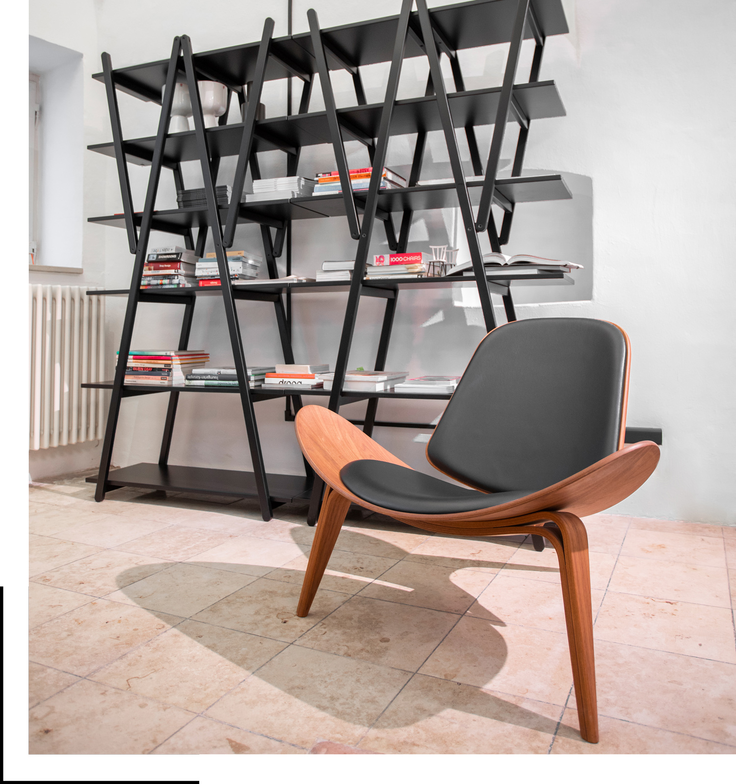Stuhl mit Regal im Showroom