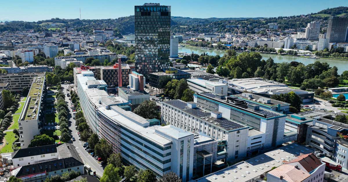 Luftbild der Tabakfabrik Linz mit denkmalgeschützter ehemaliger