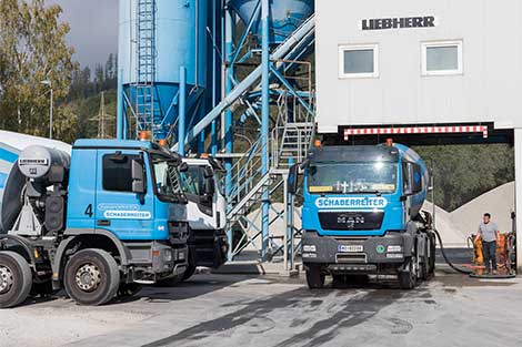 Mischwagen vor dem Firmengebäude