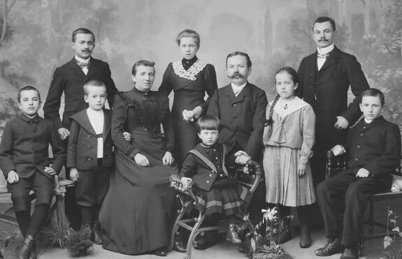 Historische Aufnahme der Familie Schneider