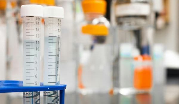 Kundenspezifische Klebstoffe nach Rezepturvorgabe