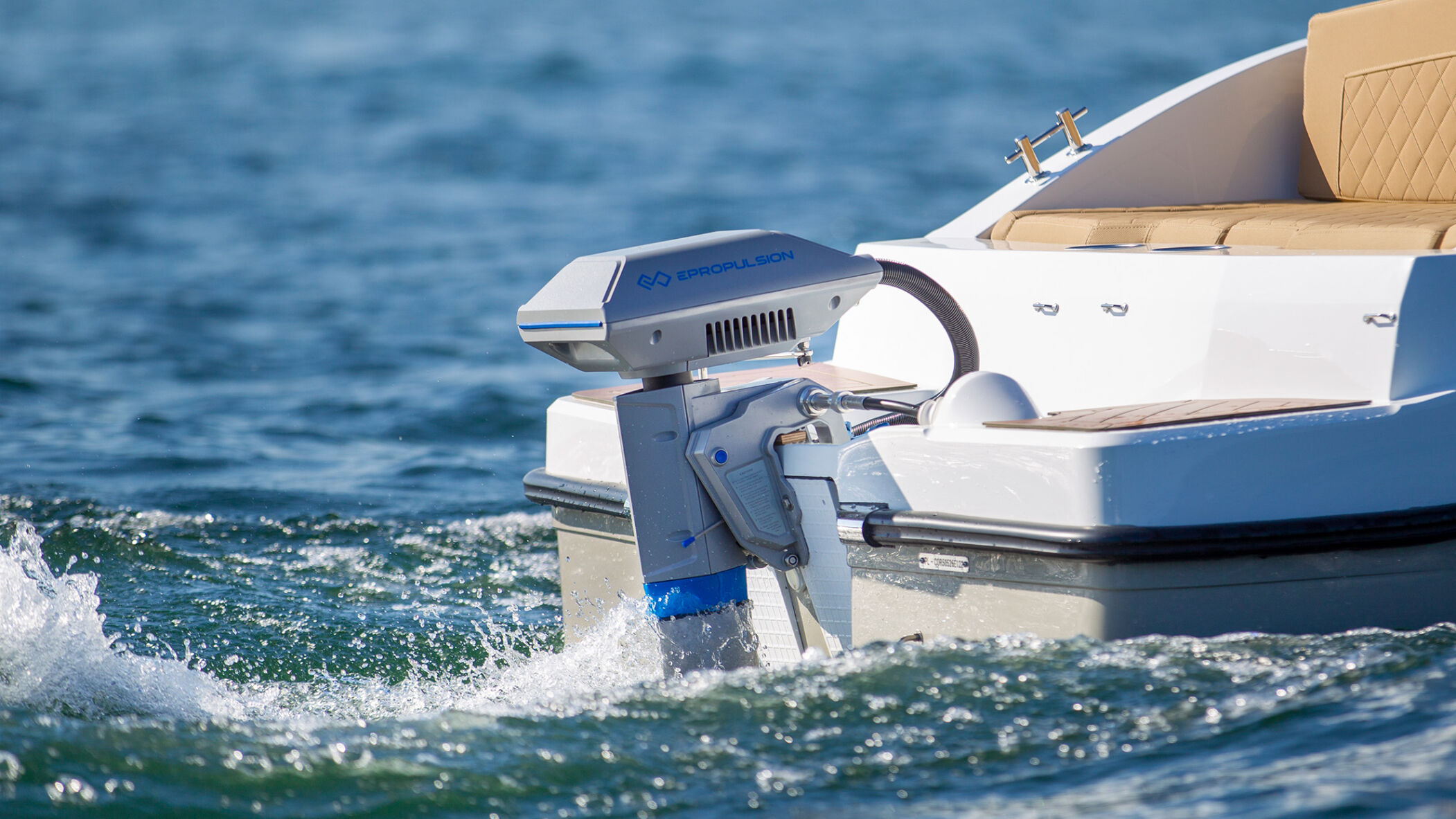 Navy 6.0 Evo Außenborder an einem Motorboot