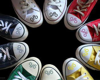 Schuhe mit gfb-Aufdruck