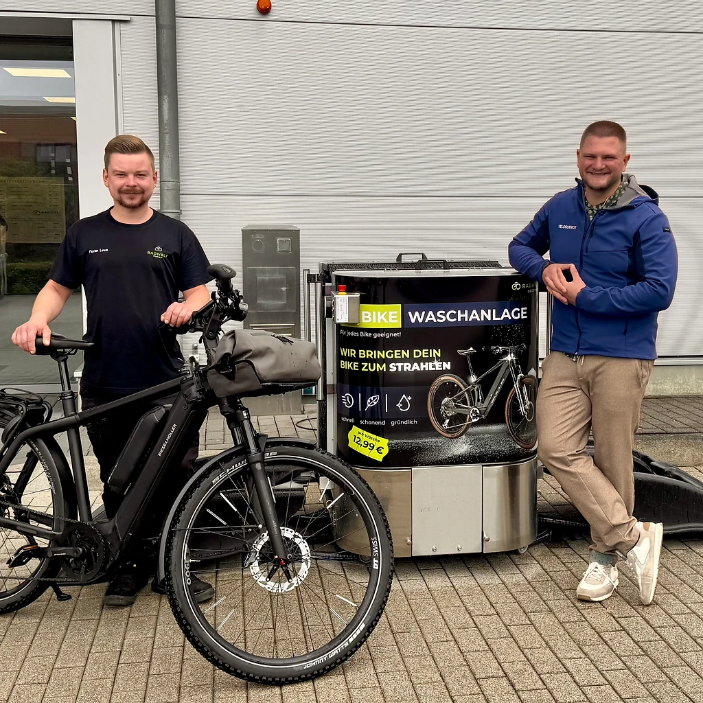 Team von Radwelt Coesfeld vor der Veloküre-Fahrradwaschanlage