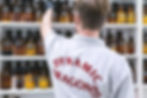 Mitarbeiter vor Rohstoffregal