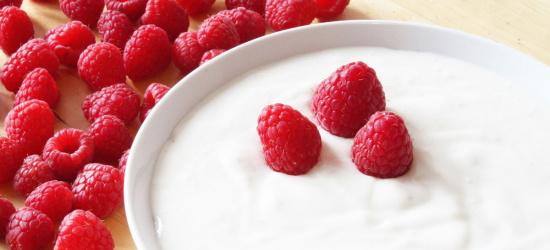 Naturjoghurt und Fruchtjoghurt