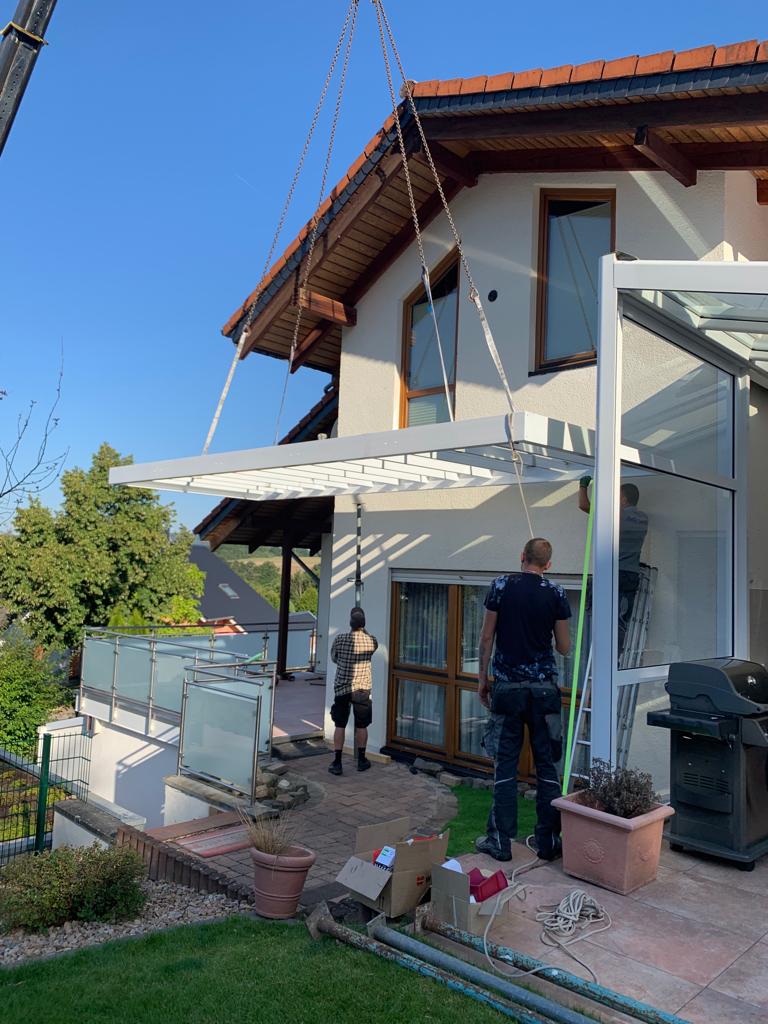 Montage einer Balkonanlage vor Ort