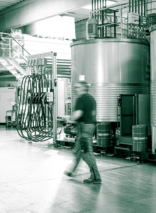 Mitarbeiter in der Produktionshalle