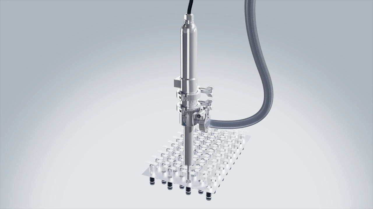 Pharma-Dispenser beim Befüllen von Spritzen