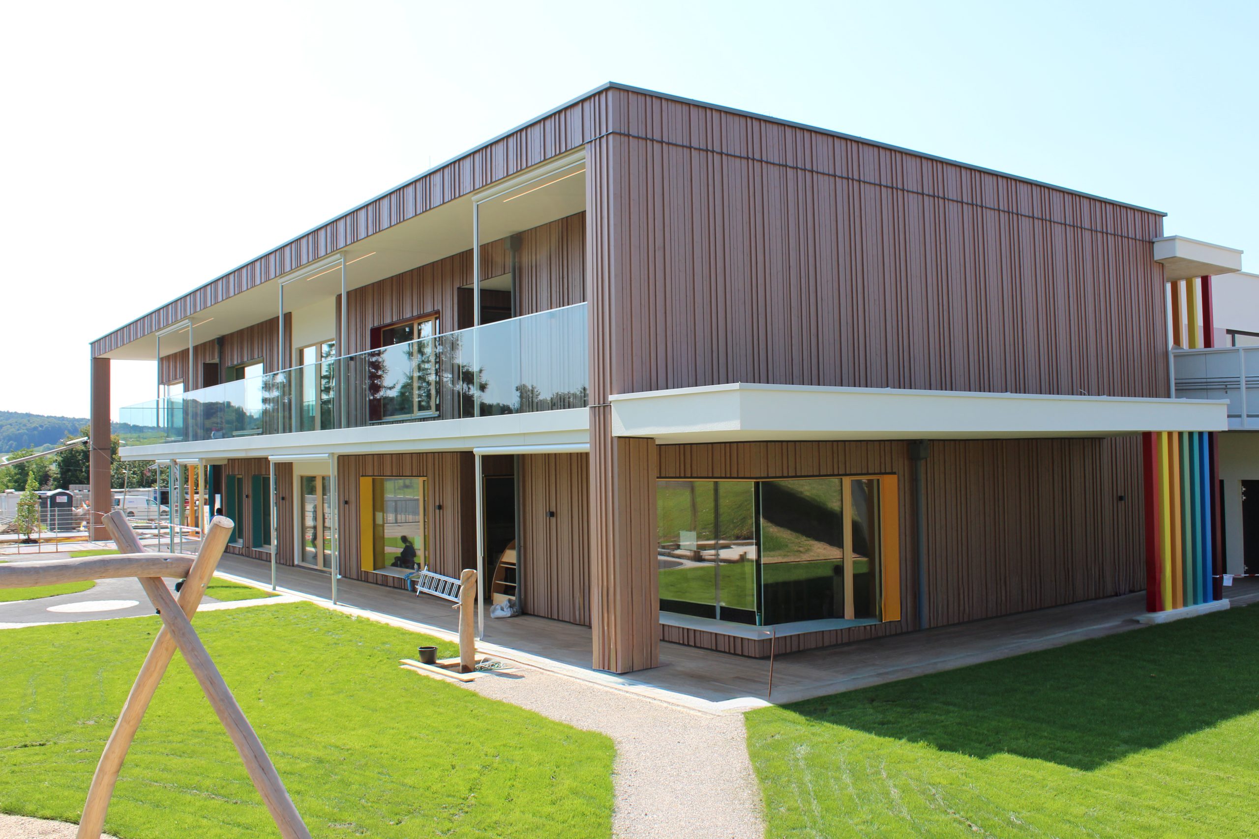 Holzfassade in Fichte, Kontrastschalung, beschichtet