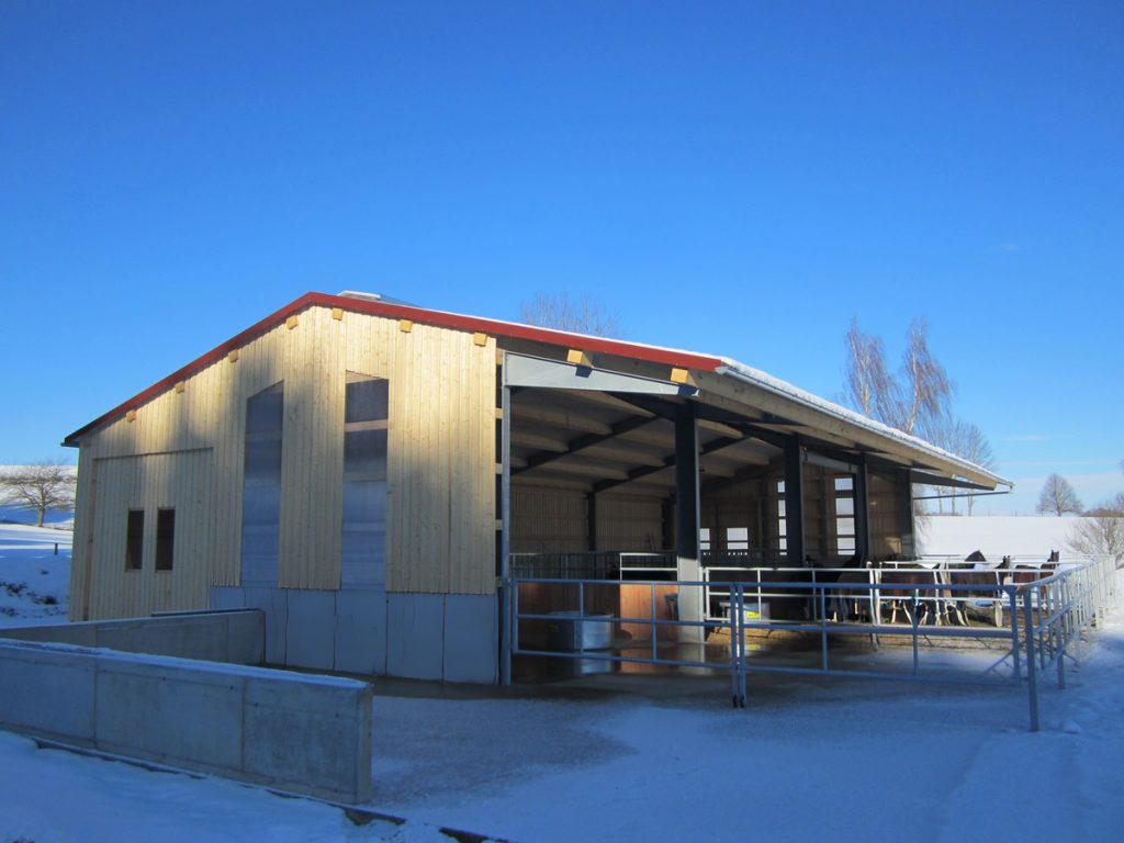 Pferdestall mit Reithalle (12 x 30 m)