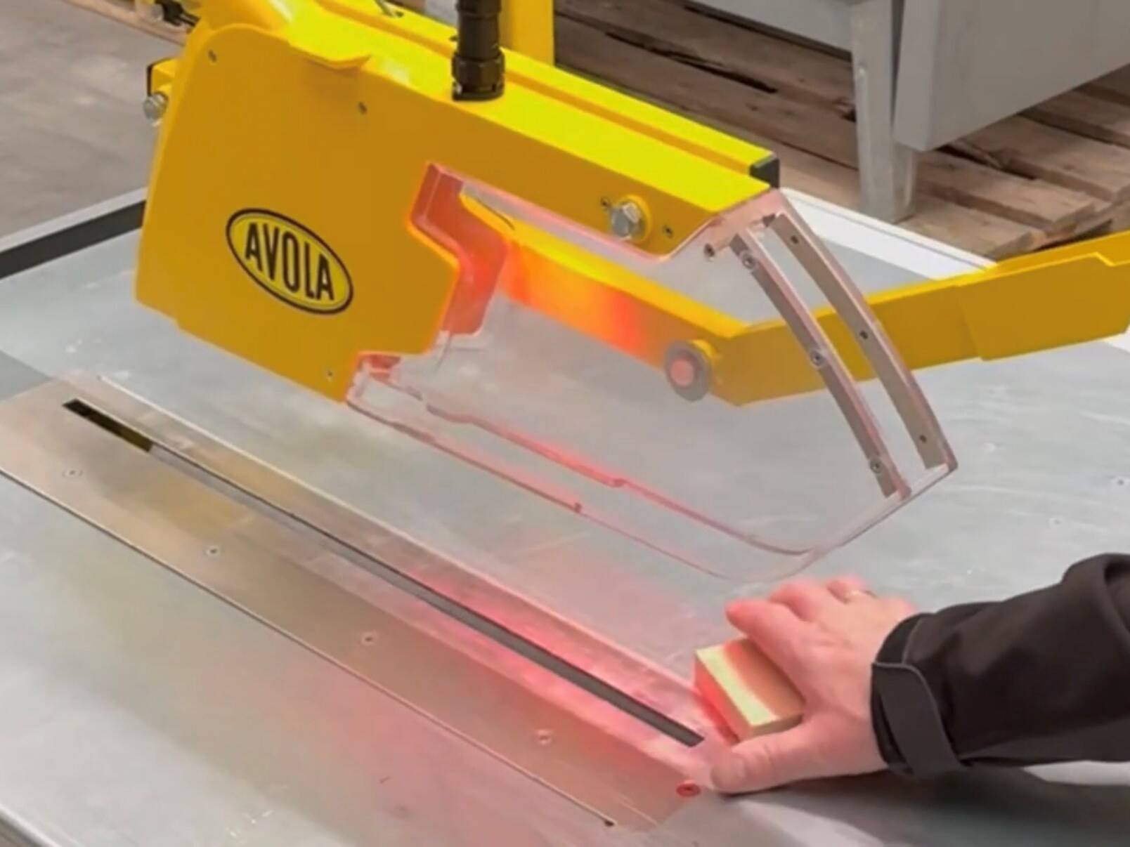 Präsentation AVOLA Hand-Guard ZBV 500-HG beim Innovationstag Mittelstand des