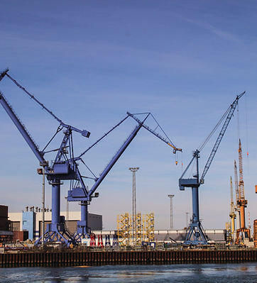 Kräne am Hafen Emden