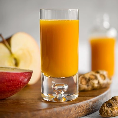 Mit Kurkuma gefärbtes orangefarbenes Getränk