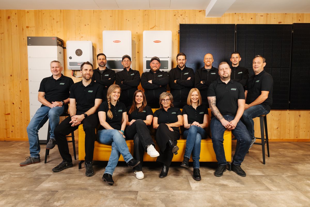 Team bei der Anlagenmontage