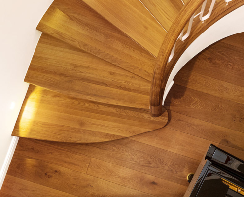 Referenz: Architektenvilla, Dielenboden Eiche mit Treppe