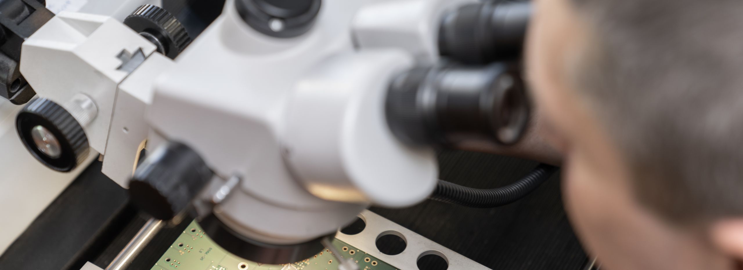 Mikroskopanalyse an Platine