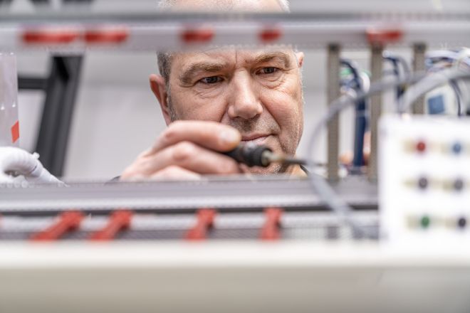 Prüfung elektrischer Anschlüsse am Prüfstand