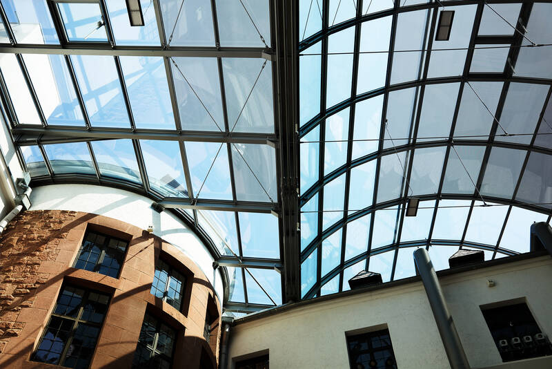Stahl-Glas-Konstruktion eines Museumsdachs