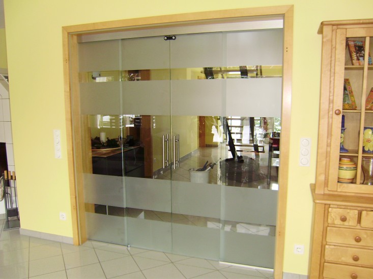 Glasschiebetür mit satinierten Glasflächen