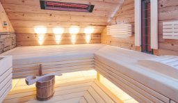 Saunainnenraum mit Holzbank