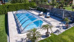 Überdachtes Schwimmbad in einem Garten