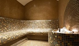 Dampfbadbereich mit Mosaikverzierungen