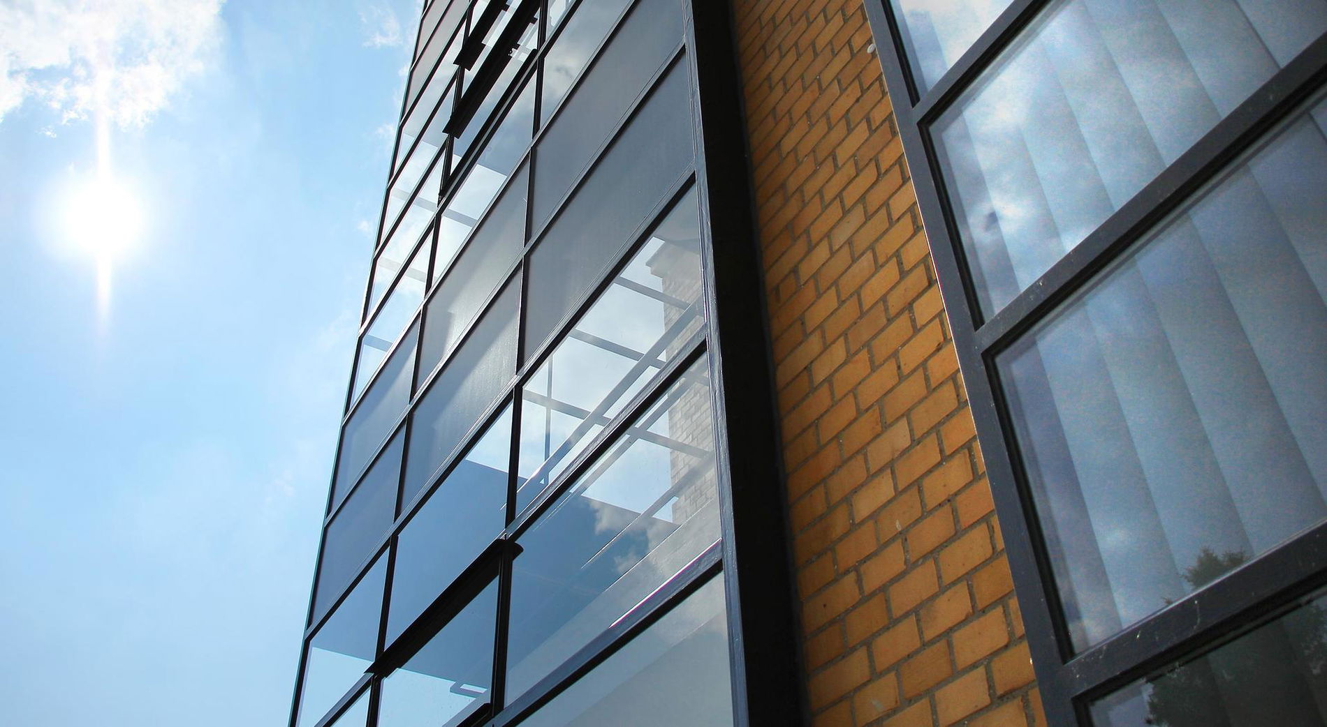 Fassade des Fagus-Werks mit Glasvorhangfassade