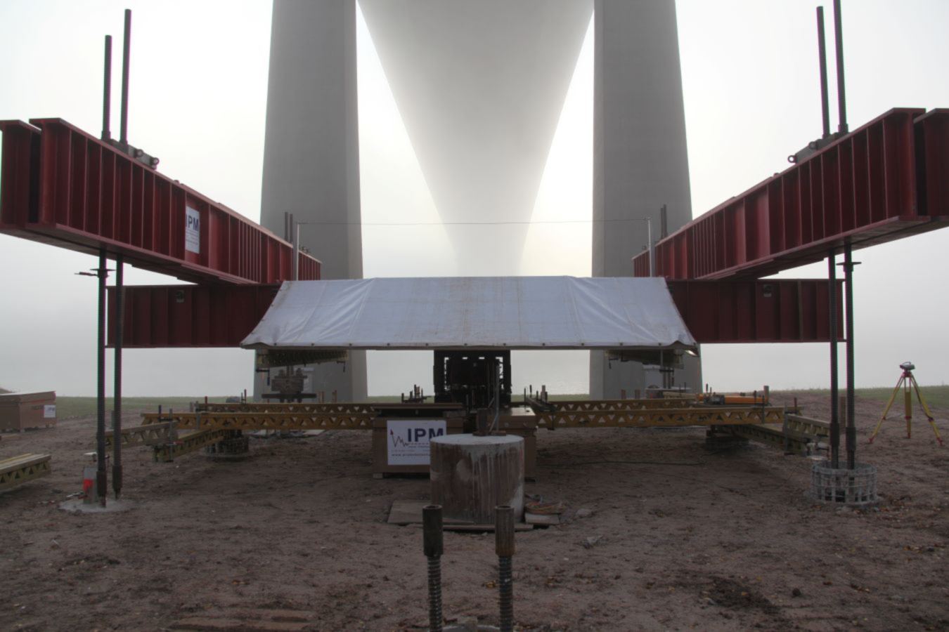 Belastungstraverse unter Brückenpylon