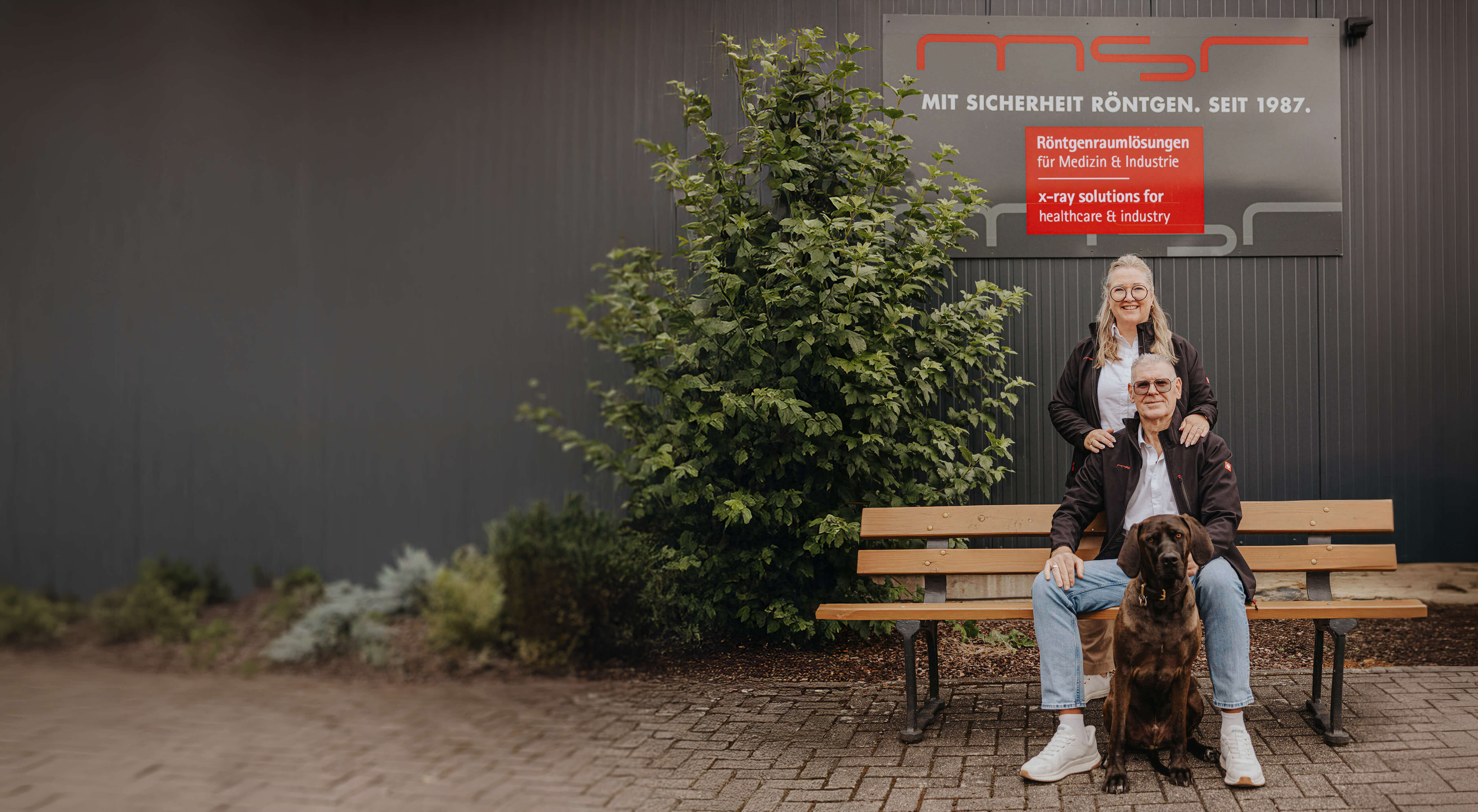 Unternehmerpaar am Firmensitz