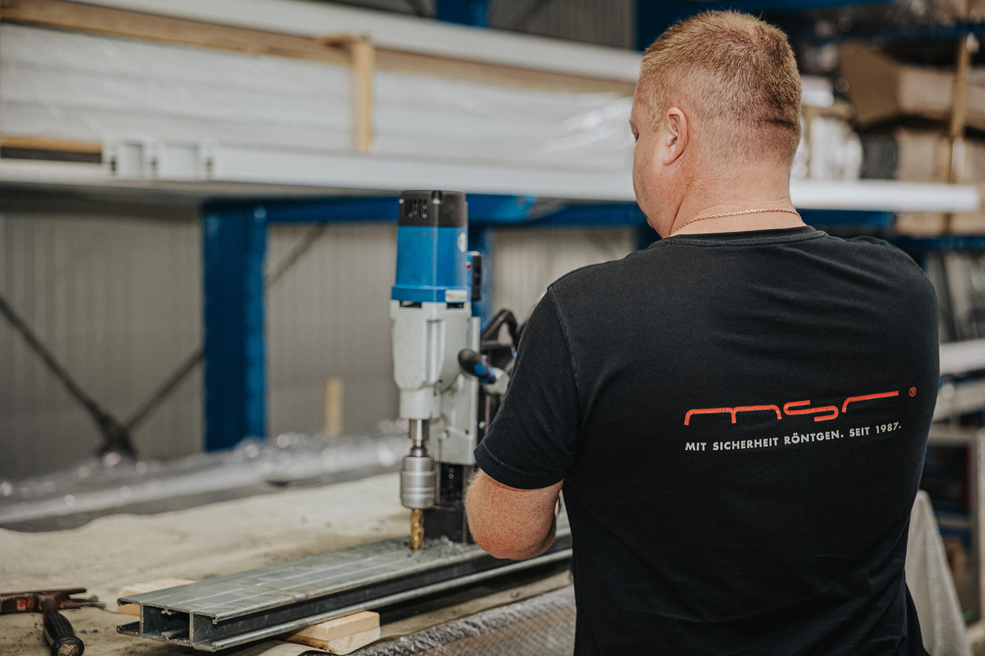 Metallbearbeitung mit Bohrmaschine in der Produktion