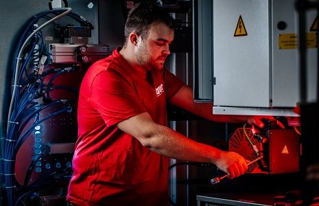 Komplexe Maschinenmontage einer Werkzeugmaschine