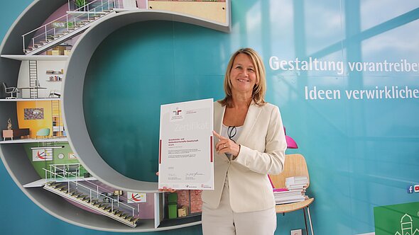 Geschäftsführerin Simone Kalew mit dem Zertifikat berufundfamilie
