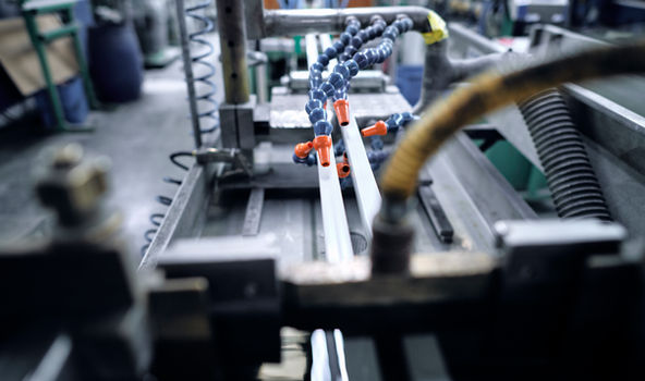 Kunststoff-Extruder mit Werkzeug zur Profilherstellung